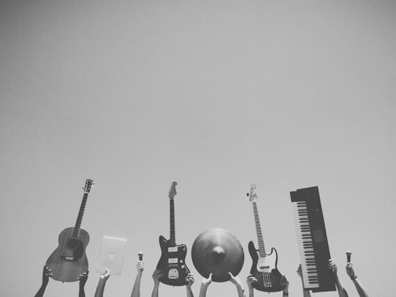 下から手で楽器を持ち上げているモノクロ画像