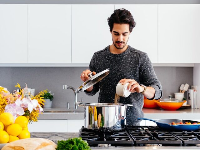 男性が一人で料理している画像