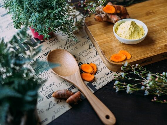 まな板に薬味ハーブ、まな板が乗っている画像