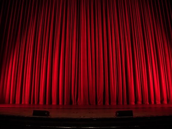 ステージの赤いカーテンが閉めてある画像