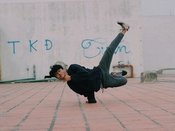 男性が外でブレイクダンスを踊っている画像