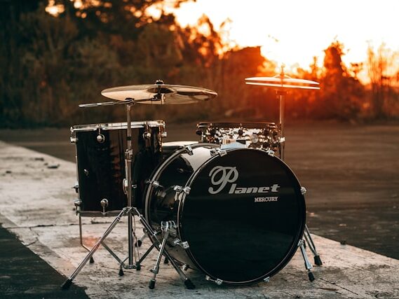 夕方の屋外にドラムセットが置いてある画像