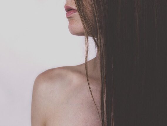 髪の長い女性の横顔の画像
