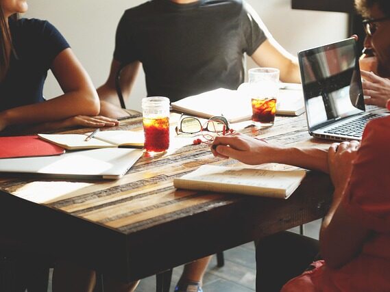 会社のミーティング中の画像