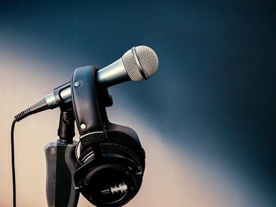 マイクスタンドにヘッドフォンが描けてある画像