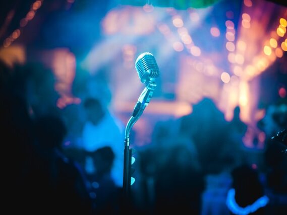 マイクスタンドが照らされている画像