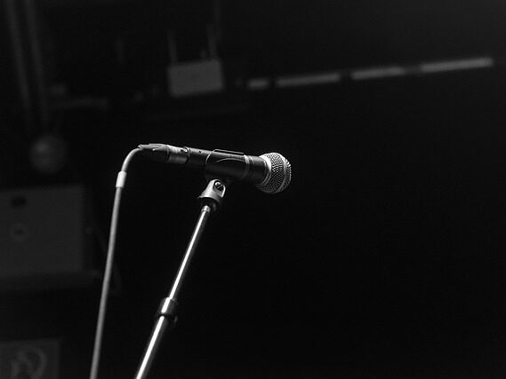 マイクスタンドが立っている画像