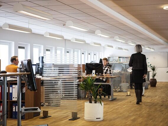 会社の中にいる人たちの画像