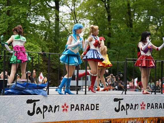 セーラームーンの格好をした女性たちがステージに立っている画像