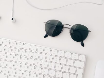 机の上に、サングラスが置いてある画像