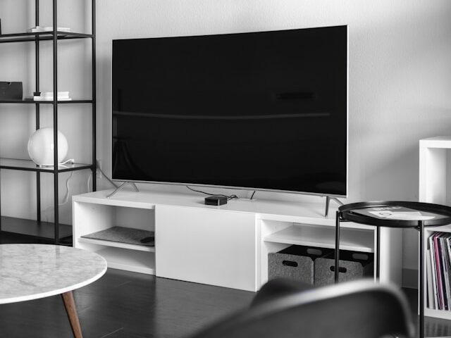 部屋のテレビ台にあるテレビのモノクロ画像