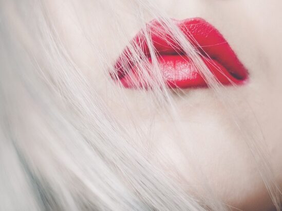 女性の赤い唇の画像