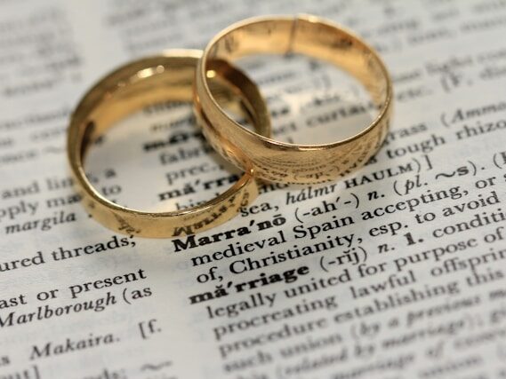 英字に上に金色のリングが二つ並んでいる画像