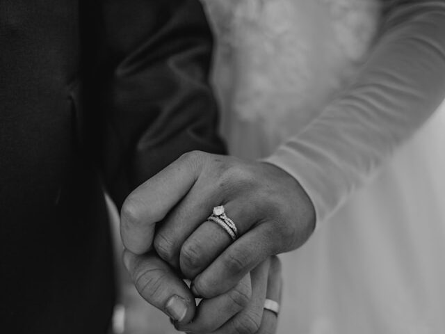 新郎新婦が手をつないでいるモノクロ画像